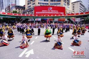 贵州黔南州成立70周年民族大巡游举行 多彩方阵展现团结风采