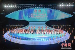 30名听障学生用手语“唱”国歌 残健共融温情瞬间
