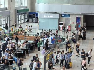 醉酒男高铁扔水瓶砸乘警被行拘 专项行动严打滋事行为