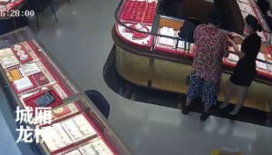 女子手机装31个涉诈App惊呆民警 女子准备把黄金藏大衣里寄给骗子