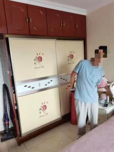 男子偷走女友家中47克纯金手镯被抓 恋爱信任遭背叛