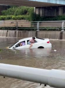 你的外卖员正在救人 暴雨中显身手