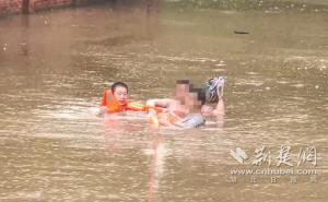 河水暴涨车辆被冲进河道 民警救援 暴雨中四次往返救人