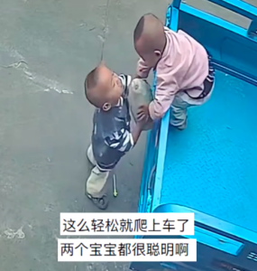 双胞胎萌娃合力将南瓜抱上车 网友：这与生俱来的默契