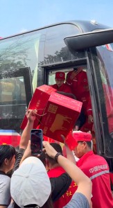 周口群众自发送别防汛救援队：牛肉、水果、矿泉水、鲜花……