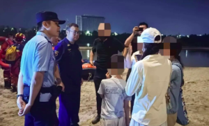 河水暴涨5人被困 西安公安深夜救援