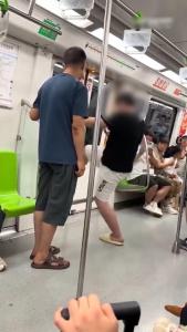 男子猛踹地铁车门被带离 精神异常引关注