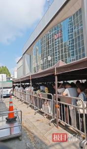 胖东来生活广场顾客更多了：7点就排队 闭店前人潮涌动
