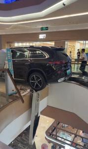 河北邯郸一商场内奔驰展车往后倒撞上护栏和电梯，险些掉到负一层，奔驰品牌方：没有人员伤亡