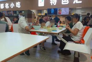 新生报到后领着爸妈在学校食堂吃饭 圆了父母的大学梦