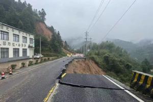 航拍江西遂川泥石流受灾一线 救援队伍全力打通通道