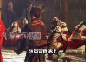 景区回应演员暴雨中坚持表演：一些游客远道而来，第二天就要走，不能让他们白来