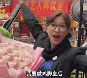 香港好多演员都不把自己当大明星，下了班就是普通人，甚至有人在做服务员…