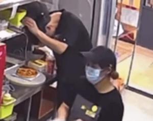 监管部门立案调查头屑弄到披萨事件 门店停业整顿