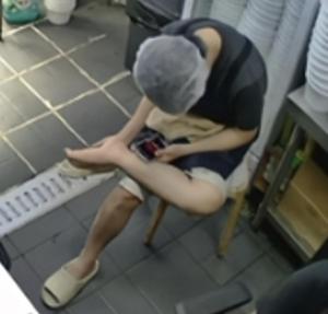 视频 店长回应员工拿拖鞋搓脚后装餐 已停职并整改