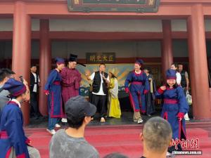记者走进横店片场体验短剧拍摄 亲身感受短剧工业化