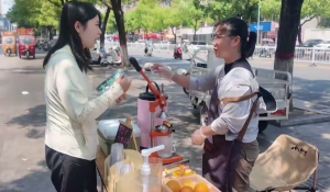 女生休学一年摆摊卖橙汁照顾患癌爷爷