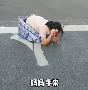 女网红长期公众场所低俗表演被封号 审丑式表演博眼球