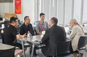 刘国梁现场观战亚运乒乓男团决赛 老熟人重逢共话乒乓未来