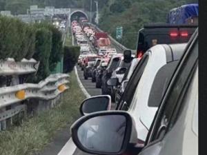 国庆高速充电桩是不是赚疯了 移动充电车成救星