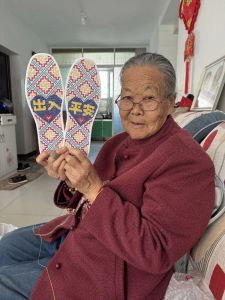 82岁老人坚持十几年为民警做鞋垫 温情传递国门下