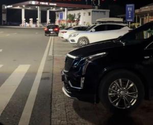 离加油站20多米没油 车主求助被拒 无奈花350元叫拖车