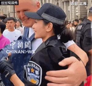 上海外滩女特警这一幕被点赞 礼貌与威严并存