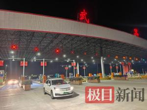 高速免费最后一分钟车主卡点 收费站前的速度与激情