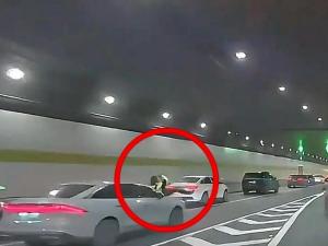 隧道内交警被轿车撞顶推行 视频引发网友关注