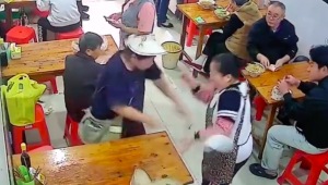 女子被老板娘轻拍后扔盘子，砸到老板娘的手臂！