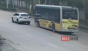 路怒开斗气车！武汉青山交警查处一起逆行别停公交车违法行为