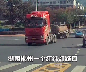 槽罐车行驶中脱节司机徒手拉车 目击者：尾罐后溜一段后自行停住，未造成人员受伤