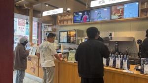 多家霸王茶姬暂停线上接单 订单爆满应对难