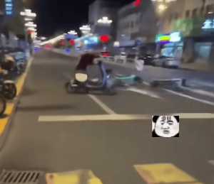 男子将多辆共享电动车搬路中央挡路 阻碍交通引发关注