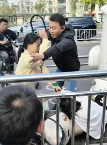 女子当街持U型锁砸他人头部 警方通报 故意伤害案引发热议