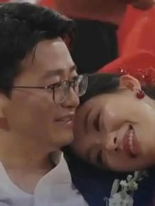 婚礼落幕新人对视一笑红了眼眶 温馨一幕感动人心