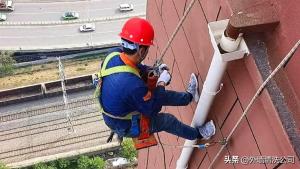 河北一居民楼外墙排水管掉落 管理疏忽酿成隐患