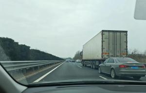 高速上司机被后车闪灯瞬间破防 路怒风险不容忽视