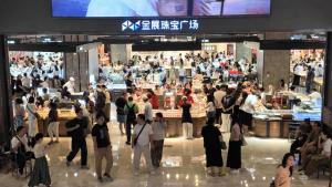 金价下跌金店一天卖出十几公斤 购金热情高涨