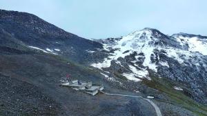海拔4400多米为红军烈士升旗 雪山埋忠骨