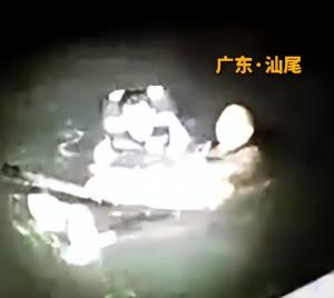 游客坠海靠背包浮力漂浮30分钟 深夜救援暖人心