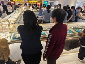 920元克价订70克金饰顾客求退款 金价下跌引退货潮