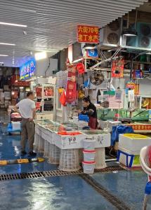 杭州大闸蟹有商户日销6000斤 价格回落三四成