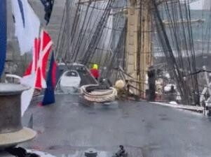 丹麦船只撞上美军军舰画面曝光