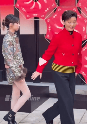 徐朵回应没有牵徐帆的手：是没看见 当时太紧张