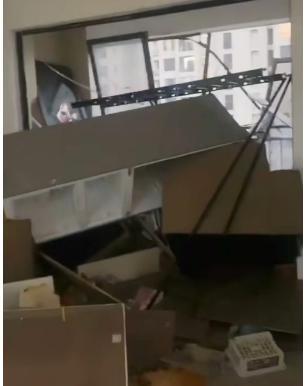 台风桦加沙吹落窗户 金属框直插车顶 超强风力肆虐家园
