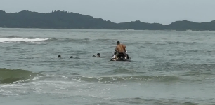 6名小伙救6名溺水游客，救人者讲述救援细节