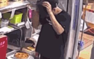 尊宝比萨员工疑故意向食物撒头皮屑 监控视频引热议