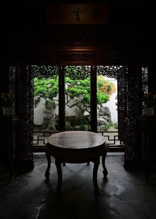 游客拉開圍欄拍照致清代落地罩受損 文物修復(fù)進(jìn)行中