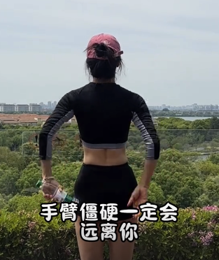 如何在家用水瓶練出直角肩？接水瓶練背太牛了